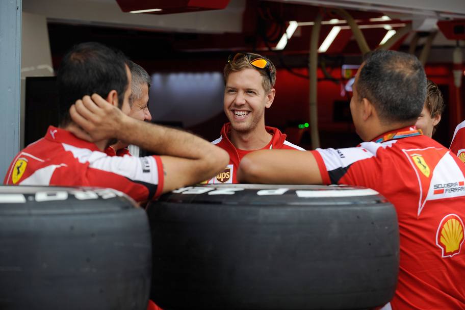 Grandi sorrisi tra Vettel e i suoi meccanici. Colombo
